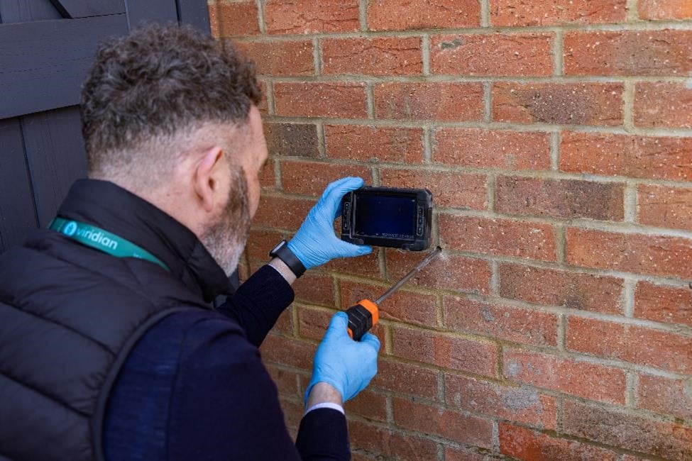 Surveyor scoping cavity wall